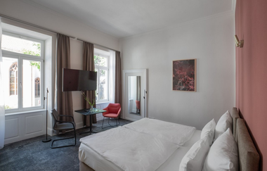 Hotel-Doppelzimmer mit Flachbild-TV und Sessel | © Hotel Kredell