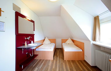 Schönes Zweibettzimmer mit eigenem Waschbecken und Spiegel | © Neckar-Zaber-Tourismus e.V.