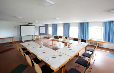 Tagungsraum bestehend aus einer U- förmigen langen Tisch mit zwölf Stühlen und einem Präsentationsbereich | © Neckar-Zaber-Tourismus e.V.