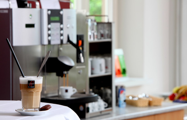 Blick auf einen Kaffee, im Hintergrund läuft die Kaffeemaschine | © Neckar-Zaber-Tourismus e.V.