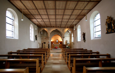 Innenbereich der Kirche mit Sicht auf die vielen Sitzbänke und den Altar | © Neckar-Zaber-Tourismus e.V.