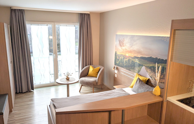 Komfort EZ mit Bett, Sessel und Tisch | © Landpension Kohler