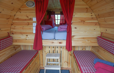 Innenraum des Schlaffasses: Vorne gute Sitzmöglichkeiten und hinten sieht man die Betten | © Neckar-Zaber-Tourismus e.V.