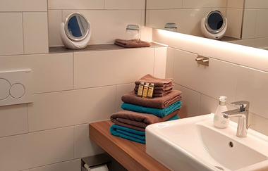 Badezimmer mit Toilette und Waschbecken und Handtücher in verschiedenen Größen | © Neckar-Zaber-Tourismus e.V.