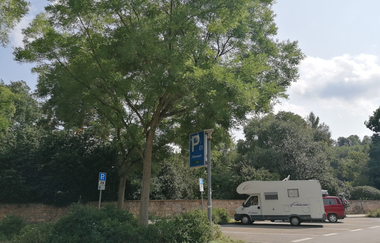 Wohnmobile auf dem Parkplatz am Schlosspark | © Jasmin Wolf