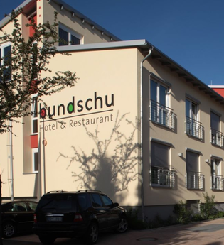 Außenansicht des Hotels und Restaurants Bundschu mit Parkplätzen und klarem Himmel | © Ringhotel Bundschu