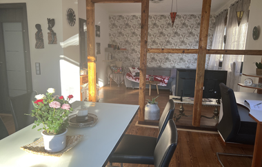 Esstisch im Hintergrund ein Sofa | © Sandys Cozy Stone Cottage