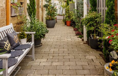 Außenbereich mit Sitzbank und vielen grünen Pflanzen | © Neckar-Zaber-Tourismus e.V.