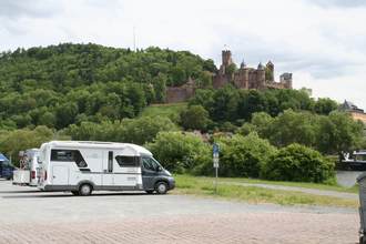 Wohnmobilstellplatz in Kreuzwertheim am Main mit Blick auf die Wertheimer Burg und den Main | © TLT