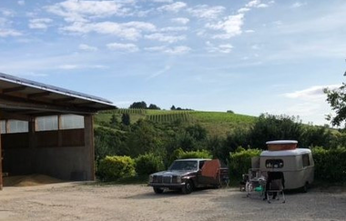 Wohnmobil auf dem Stellplatz auf dem Hof | © Unbekannt