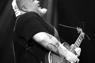 Ein Musiker spielt leidenschaftlich E-Gitarre auf der Bühne. | © schbieldesle e.V.