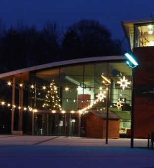 Festlich geschmückte Sonnenberghalle mit Lichternkt