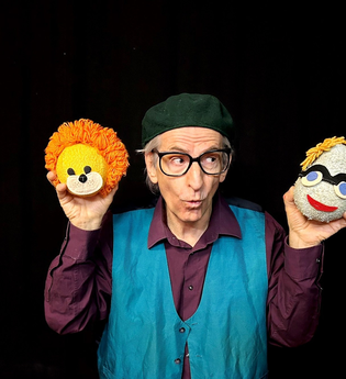 Mann mit Kappe hat Plüschtiere in der Hand