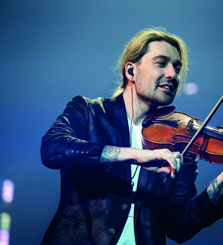 David Garrett steht mit seiner Geige auf der Bühne. | © Reiner Pfisterer