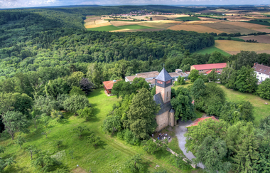 Luftaufnahme, Blick auf den Ottilienberg, Hausberg von Eppingen, Ottilienbergkapelle mit Wald | © Land der 1000 Hügel - Kraichgau-Stromberg