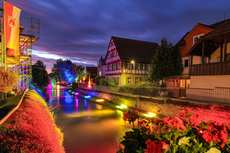 Beleuchteter Fluss durch den Ort