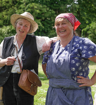 Andrea Täschner und Beate Schiefer | Gästeführer Lauffen | Hillers Loui und Mariele vom Dorf | © Neckar-Zaber-Tourismus e.V.
