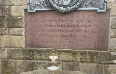 Kaffeegedeck vor Hölderlin Denkmal | Lauffen am neckar | © Neckar-Zaber-Tourismus e.V.