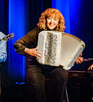 Drei Musiker auf der Bühne, einer mit Gitarre, einer mit Akkordeon, einer am Keyboard. | © Kultur- und Sportamt Stadt Bietigheim-Bissingen