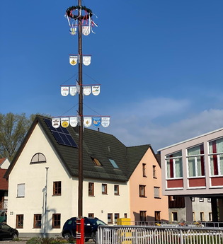 Maibaum vor dem Rathaus Zuzenhausen