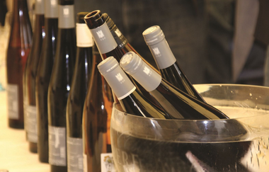 Flaschen auf einem Tisch | © Maria Zimmermann