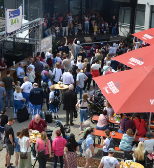 Menschen auf einem Straßenfest