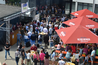 Menschen auf einem Straßenfest