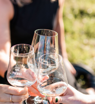 Dame mit Weingläsern, Landgut Steng | © Jana Reichert Photography