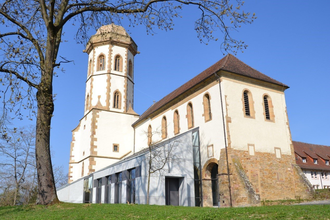 Die Stiftskirche an einem sonnigen Tag im Winter