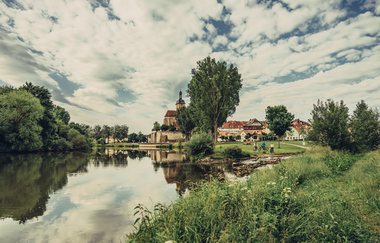 Aussicht vom Kiesplatz auf Lauffen | © Touristikgemeinschaft HeilbronnerLand e.V.