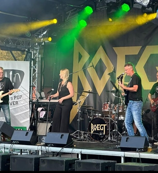 Band auf Bühne