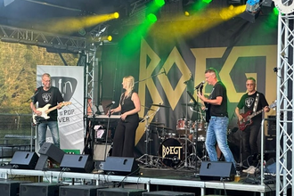 Band auf Bühne