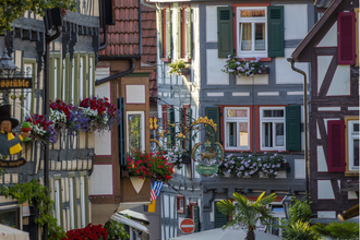 Fachwerkhäuser in einer deutschen Altstadt mit bunten Fensterläden und Blumenkästen. | © Stadt Besigheim