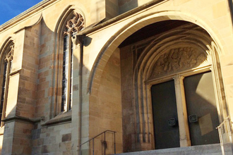 Kirchengebäude mit Treppe und Schriftzug 'Der Besuch der alten Dame'. | © Stadtverwaltung Vaihingen an der Enz