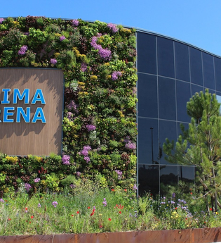 Außenansicht der Klima Arena bei schönem Wetter