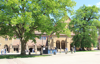 Kloster Maulbronn Blick auf die Westfassade mit Brunnen | © Stadt Maulbronn