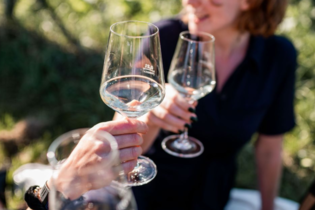Frau, mehrere Weingläser, Landgut Steng | © Jana Reichert Photography