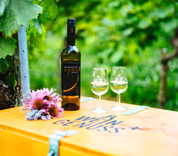 Weinflasche und zwei Weingläser stehen auf einer Holzkiste mit der Aufschrift WEIN GENUSS+ | © Biohof Döbler