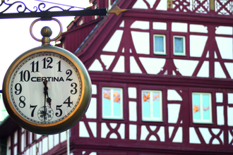 Halbe nach 5-Führungen, Uhr mit Fachwerkhaus im Hintergrund | © Stadt Eppingen