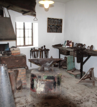 Hier geht es zur Sache – Handwerksmuseen in Gochsheim,  Schmiede- und Ziegeleiführung | © Stadt Kraichtal