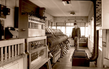 Archivfoto Stadt Eppingen, Innenansicht des Stellwerks mit Stellwerks/Bahnhofswärter (Schwarz-Weiß-Foto) | © Stadt Eppingen
