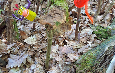 Waldwichtel auf Stöcken