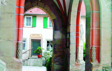 Eingang Kath. Kirche Eppingen, Hintergrund Museum, Stadt Eppingen | © Große Kreisstadt Eppingen