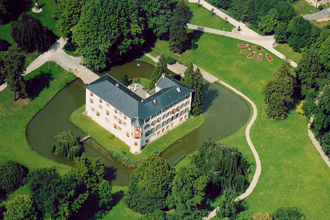 Luftbild Schloss Eichtersheim umgeben von See und Parkgelände an klarem Tag