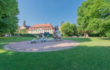 Moderne Pferdeskulptur in einem grünen Park an einem Sommertag