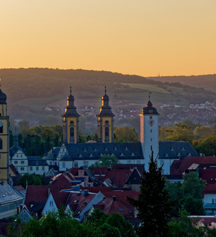 Die Türme der Schlosskirche, des Schlosses und des Münsters nach Sonnenaufgang | © Holger Schmitt