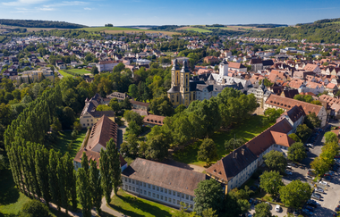 Eine Drohnenaufnahme vom Residenzschloss Mergentheim. Teile des Schlossparks und der Stadt sind ebenso zu sehen. | © Björn Hänssler