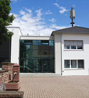 Modernes Rathausgebäude mit gläsernem Anbau an gepflastertem Platz | © Gemeinde Epfenbach
