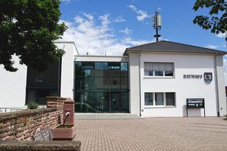 Modernes Rathausgebäude mit gläsernem Anbau an gepflastertem Platz | © Gemeinde Epfenbach