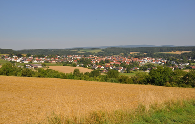 Blick auf Eschelbronn mit Getreidefeldern im Vordergrund